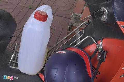 Nam thanh nien mua 5 lit xang tuoi len nguoi roi cham lua hinh anh 2