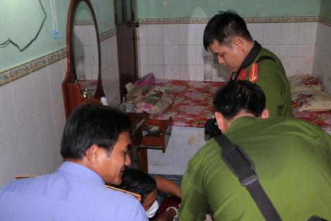 Khởi tố vụ án chồng cầm roi điện, dao giết vợ con - Ảnh 2.