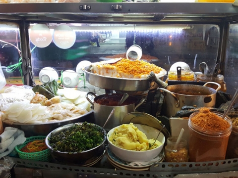 Những món ăn đường phố Huế hút khách giữa lòng Sài Gòn - 1