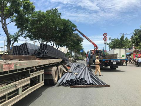 Hàng trăm thanh đà thép bị rơi, hất phần cabin container và tài xế bay xuống đường - Ảnh 2. Hàng trăm thanh đà thép bị rơi, hất phần cabin container và tài xế bay xuống đường - Ảnh 2.