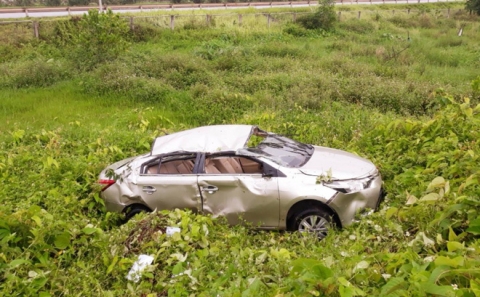 Thái Nguyên: Phát hiện một chiếc ô tô bẹp rúm nằm giữa bãi rác sau đêm mưa gió