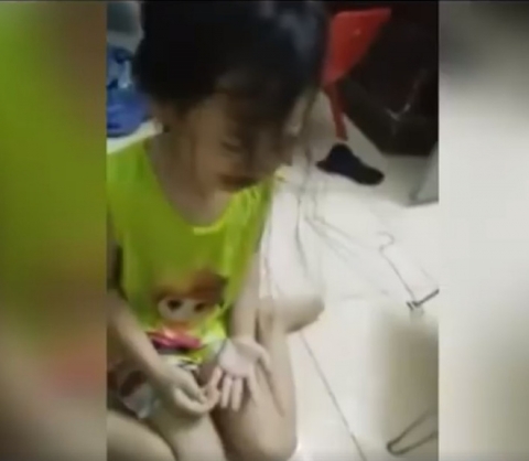 Mẹ phát trực tiếp cảnh đánh con gái 4 tuổi chảy máu rồi hô: 3000 người sẽ xem clip này
