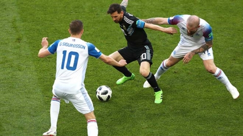 Argentina - Iceland: Messi hỏng penalty, 