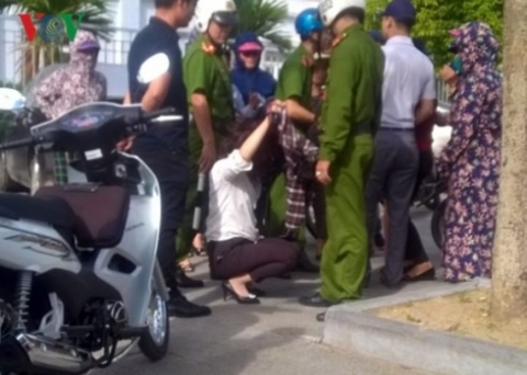 Giải cứu cô gái nghi bị đánh ghen giữa đường ở Thanh Hóa