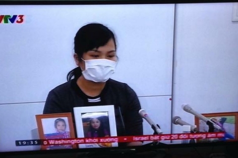 
Mẹ bé Nhật Linh trong phiên tòa xét xử vào ngày 18/6.
