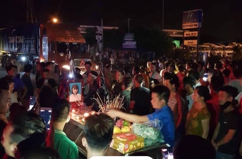 Người thân 2 thiếu nữ tử vong ở Hưng Yên mang quan tài ra phố - 1