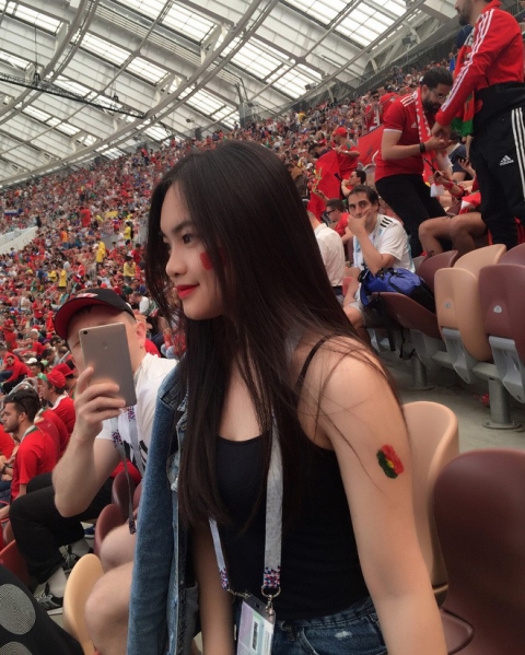 Danh tính thiếu nữ Việt ngồi trên khán đài xem World Cup khiến dân tình ghen tị hết nấc