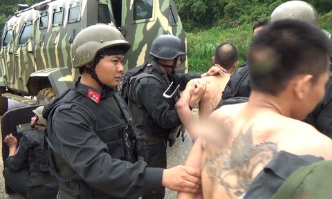 Đột kích thủ phủ ma túy: Thi thể 3 đối tượng cầm 3 khẩu súng trên tay Đột kích thủ phủ ma túy: Thi thể 3 đối tượng cầm 3 khẩu súng trên tay