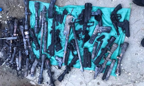 Đột kích thủ phủ ma túy: Thi thể 3 đối tượng cầm 3 khẩu súng trên tay Đột kích thủ phủ ma túy: Thi thể 3 đối tượng cầm 3 khẩu súng trên tay