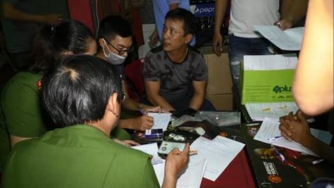 Lực lượng chức năng lập biên bản vụ việc và lấy lời khai của các đối tượng. Ảnh: CTV