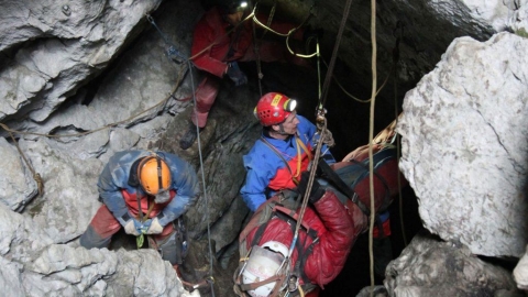 728 người giải cứu một người đàn ông bị kẹt 11 ngày dưới hang sâu