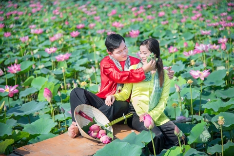 Giới trẻ phát sốt với đầm sen đẹp ngỡ ngàng giữa lòng Sài Gòn - 7