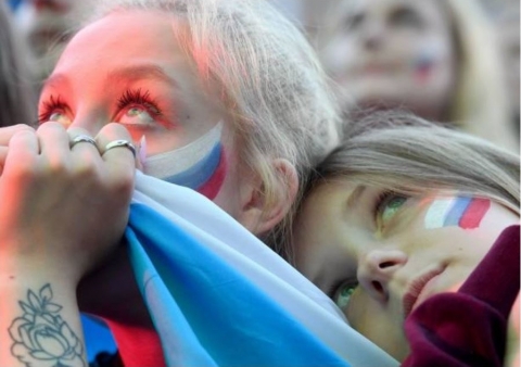 Những bóng hồng Nga bật khóc khi đội nhà dừng bước ở World Cup