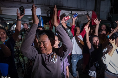 Người Thái ăn mừng suốt đêm vì chiến dịch giải cứu đội bóng thành công - 3