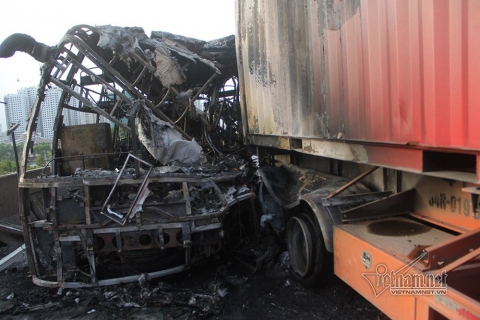 Xe khách và container cháy dữ dội trên vành đai 3, một phụ nữ tử vong