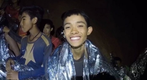 Cậu bé đầu tiên được giải cứu khỏi hang Thái Lan lần đầu kể chuyện - 1