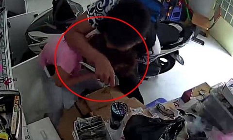 Nam thanh niên dùng dao kề cổ chủ tiệm tạp hoá, cướp tài sản giữa ban ngày