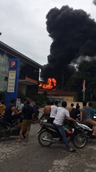 Bắc Ninh: Cháy nổ lớn tại trạm điện sát vách cây xăng, người dân bỏ chạy toán loạn - Ảnh 1.
