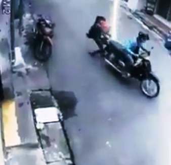 Clip: Người phụ nữ bồng con nhỏ bị cướp kéo lê trên phố Sài Gòn - 1