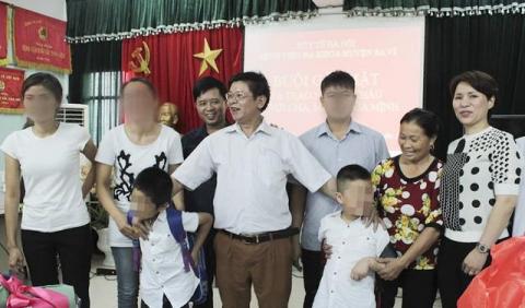 vu trao nham con o ba vi: xuc dong dem doan vien dau tien cua 2 dua tre - 1