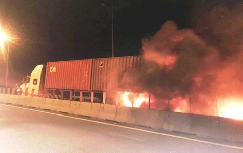 Vụ xe khách bốc cháy sau cú tông xe container: 