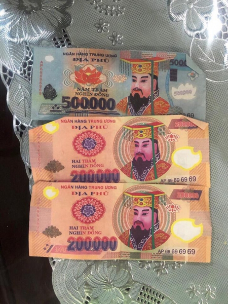 3 tờ tiền âm phủ mà Phong dùng để trả lại cho 2 du khách nước ngoài. Ảnh: TL