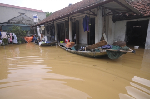 Ngập lụt ở Hà Nội: Cả nhà phải lên thuyền sống - 5