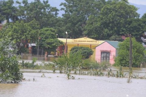 Ngập lụt ở Hà Nội: Cả nhà phải lên thuyền sống - 2