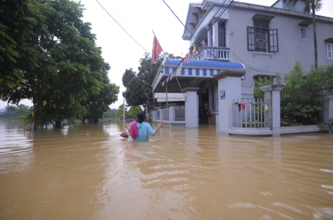 Ngập lụt ở Hà Nội: Cả nhà phải lên thuyền sống - 4
