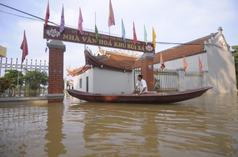 Ngập lụt ở Hà Nội: Cả nhà phải lên thuyền sống - 3