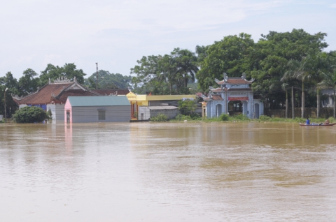 Ngập lụt ở Hà Nội: Cả nhà phải lên thuyền sống - 1