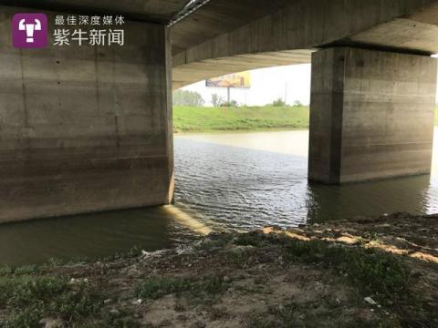 phat hien thi the be gai duoi song, thu trong balo to cao am muu cua bo va ong noi - 1