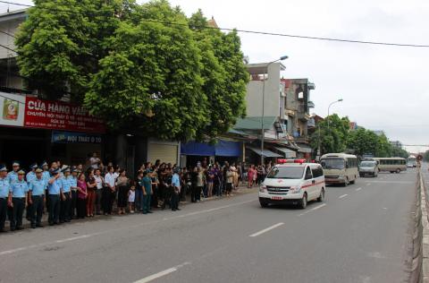 Hàng nghìn người thân, đồng đội đón linh cữu phi công Su-22 tại nhà riêng Hàng nghìn người thân, đồng đội đón linh cữu phi công Su-22 tại nhà riêng