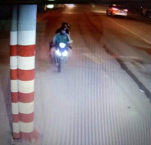 Camera ghi lại hình ảnh 2 nghi phạm trước khi sát hại tài xế GrabBike - 2