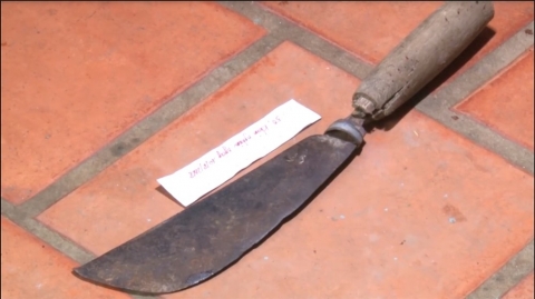 Con dao được tìm thấy ở hiện trường (ảnh: công an cung cấp)