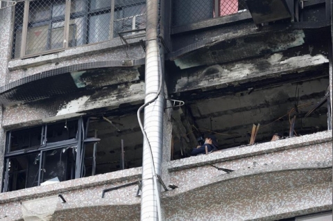 Thanh tra tại hiện trường vụ cháy, ngày 13-8. Ảnh: REUTERS