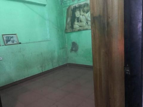 Khu vực phòng ngủ của vợ chồng anh Trường, nơi đối tượng lẻn vào gây án.