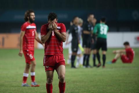 Áo đấu không có tên cầu thủ, chỉ in SYRIA và nỗi đau in hằn lên sân bóng