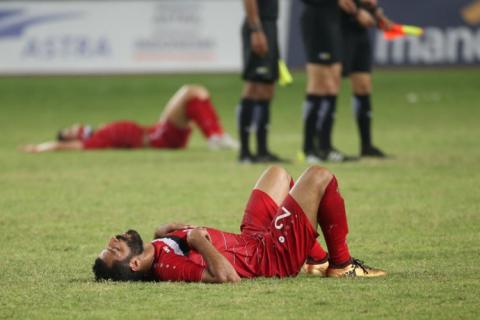 Áo đấu không có tên cầu thủ, chỉ in SYRIA và nỗi đau in hằn lên sân bóng