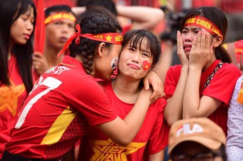 CĐV thất thần, khóc òa khi U23 Việt Nam thua ở loạt luân lưu định mệnh - 2