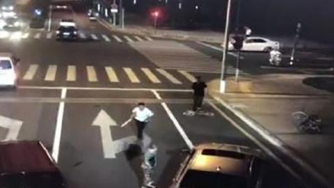 Vụ chém người do tự vệ ở Trung Quốc: Người đi xe đạp thoát tội - Ảnh 2. Vụ chém người do tự vệ ở Trung Quốc: Người đi xe đạp thoát tội - Ảnh 2.