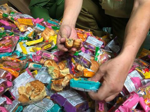 Tiếp tục tạm giữ hàng nghìn chiếc bánh Trung thu xách tay không nguồn gốc ở Hà Nội - Ảnh 1. Tiếp tục tạm giữ hàng nghìn chiếc bánh Trung thu xách tay không nguồn gốc ở Hà Nội - Ảnh 1.