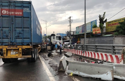 Nhiều người “rụng rời” khi xe container “đại náo” cầu vượt ở Sài Gòn - 2