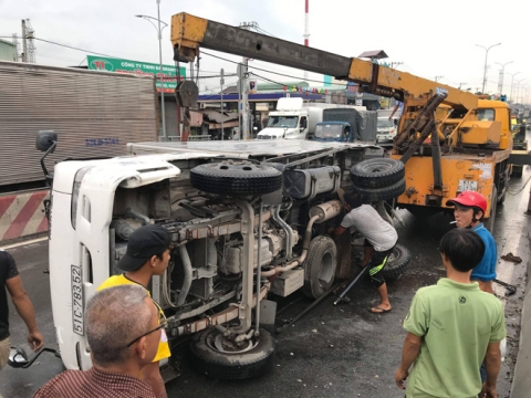 Nhiều người “rụng rời” khi xe container “đại náo” cầu vượt ở Sài Gòn - 3