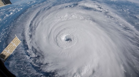 Mỹ: Siêu bão mạnh nhất trong 3 thập kỷ sắp trút 37 tỷ m3 nước? - 3