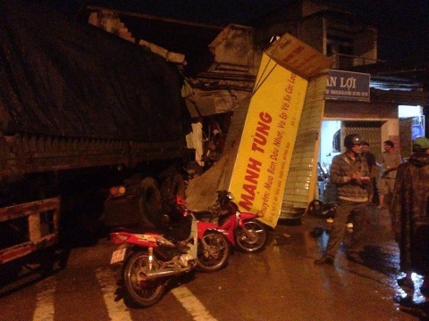 Xe container tông gần 10 xe máy rồi làm sập cửa hàng sửa xe, nhiều người thoát chết - Ảnh 1.