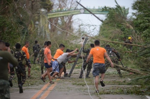 Cảnh tan hoang ở Philippines sau siêu bão Mangkhut sức gió 320 km/giờ - 1