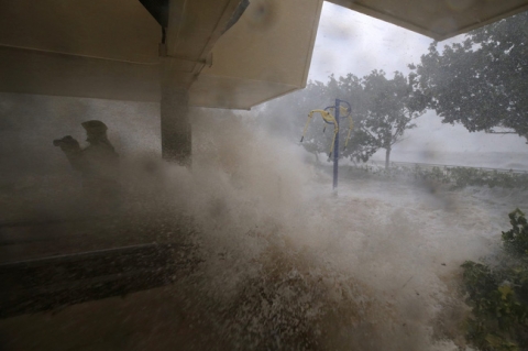 Nóng: Bão Mangkhut đã đổ bộ Hong Kong với từng cột sóng cao đến 14m - Ảnh 4.