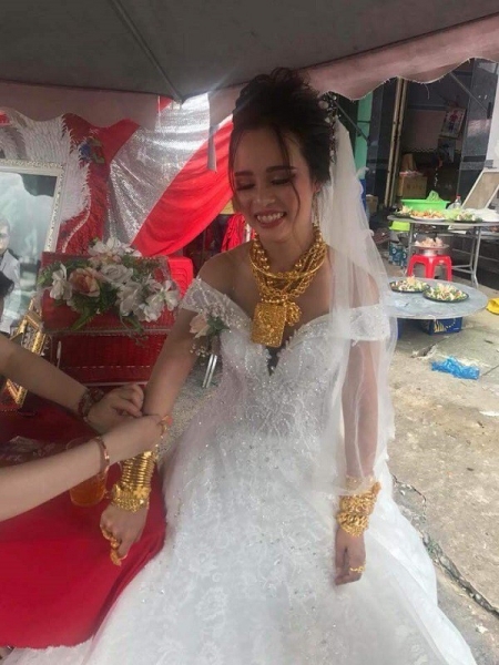 Mọi người chỉ chú ý đến số vàng cô dâu đang đeo trên người thay vì nhan sắc.