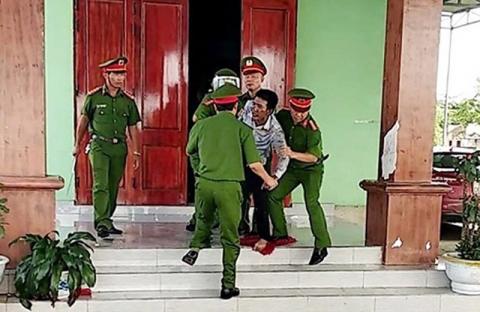 Khởi tố người cha nhốt 3 con trong nhà đòi tự thiêu - ảnh 1